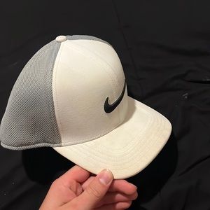 Nike SnapBack bay one size fits all. Barely worn
